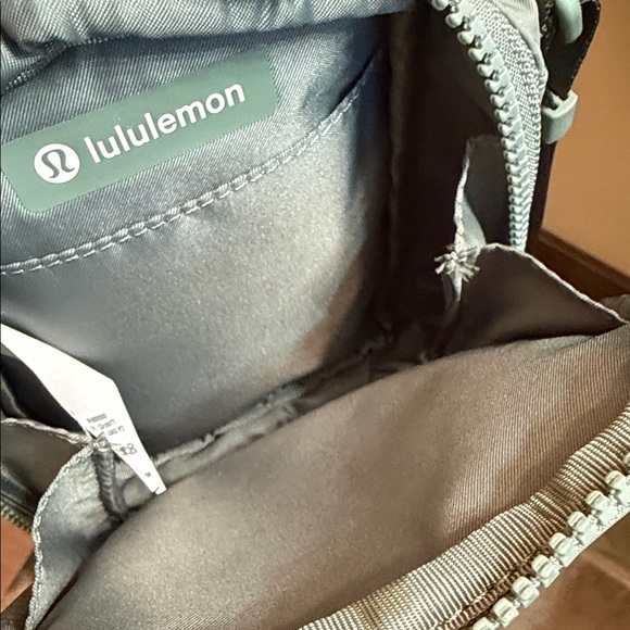 lululemon athletica green easy access cross body Bag 1.5 L - Picture 5 of 8